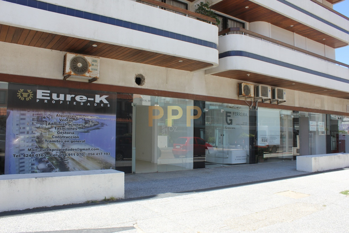 Local Comercial ID.2065 - Se alquila o vende local a la calle en Punta del Este, zona Peninsula.