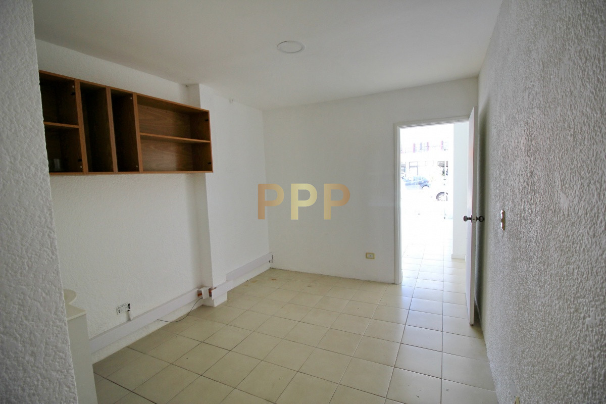 Local Comercial ID.2065 - Se alquila o vende local a la calle en Punta del Este, zona Peninsula.