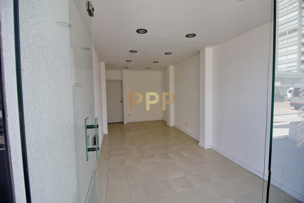 Local Comercial ID.2065 - Se alquila o vende local a la calle en Punta del Este, zona Peninsula.