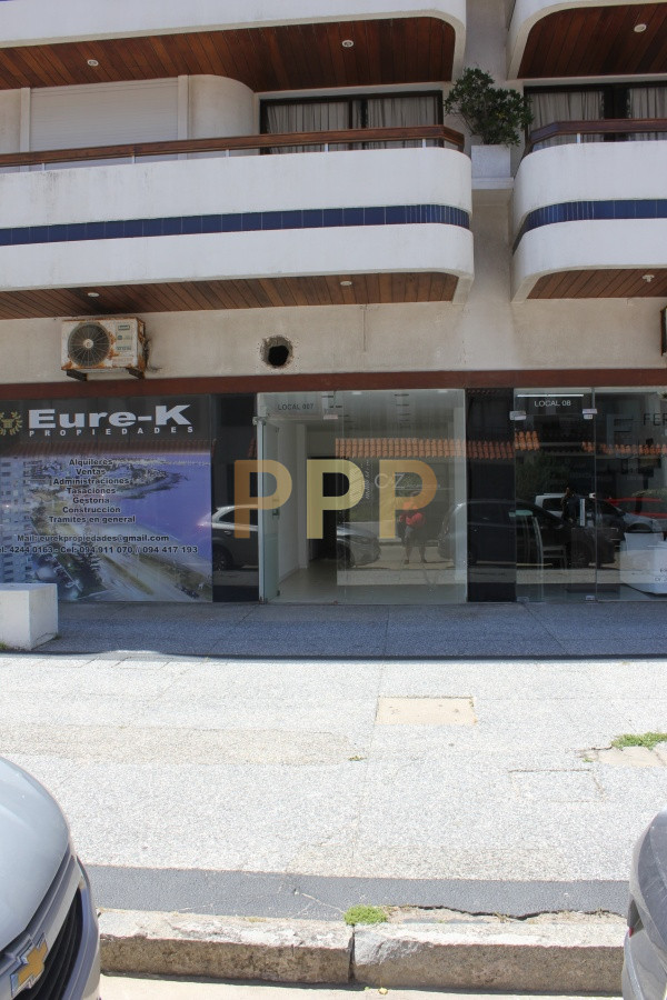 Local Comercial ID.2065 - Se alquila o vende local a la calle en Punta del Este, zona Peninsula.