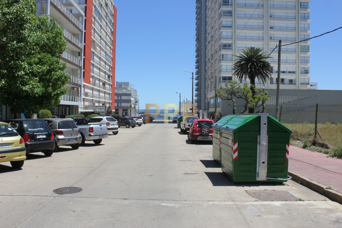 Local Comercial ID.2065 - Se alquila o vende local a la calle en Punta del Este, zona Peninsula.