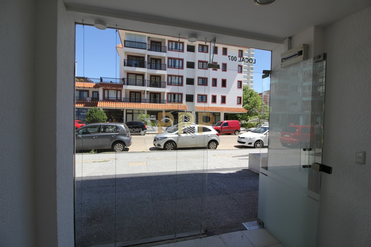 Local Comercial ID.2065 - Se alquila o vende local a la calle en Punta del Este, zona Peninsula.