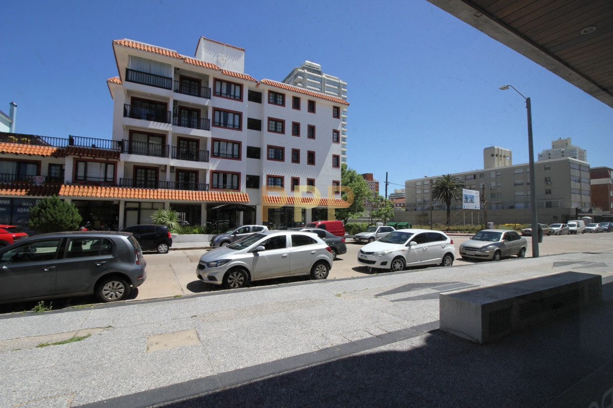 Local Comercial ID.2065 - Se alquila o vende local a la calle en Punta del Este, zona Peninsula.