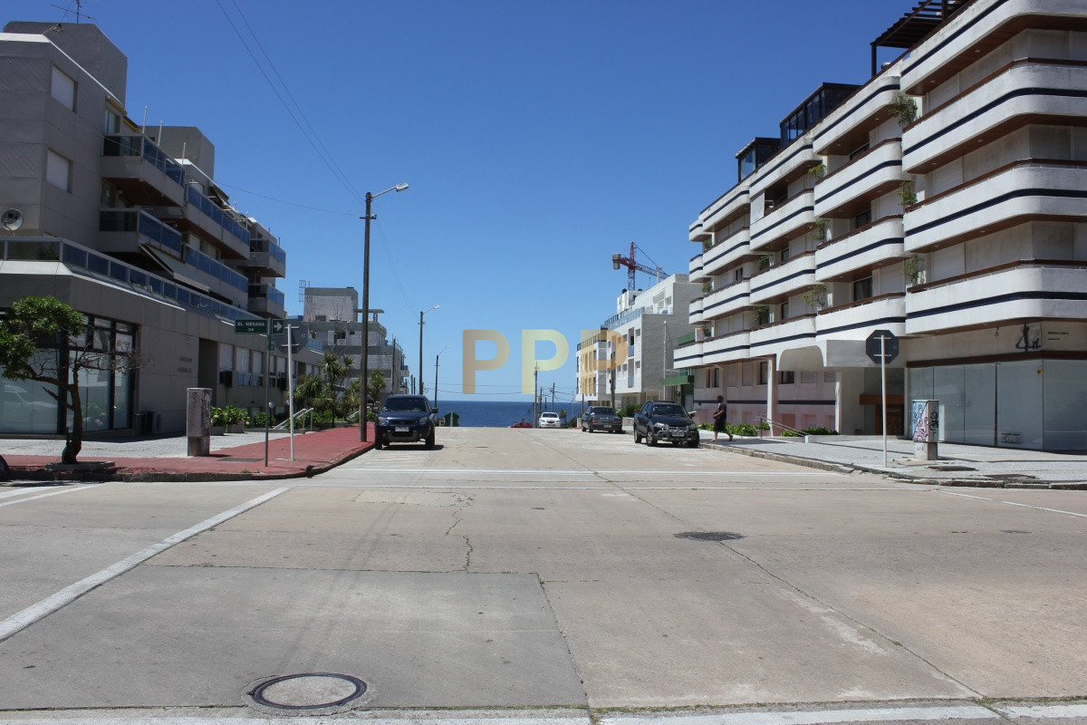 Local Comercial ID.2065 - Se alquila o vende local a la calle en Punta del Este, zona Peninsula.