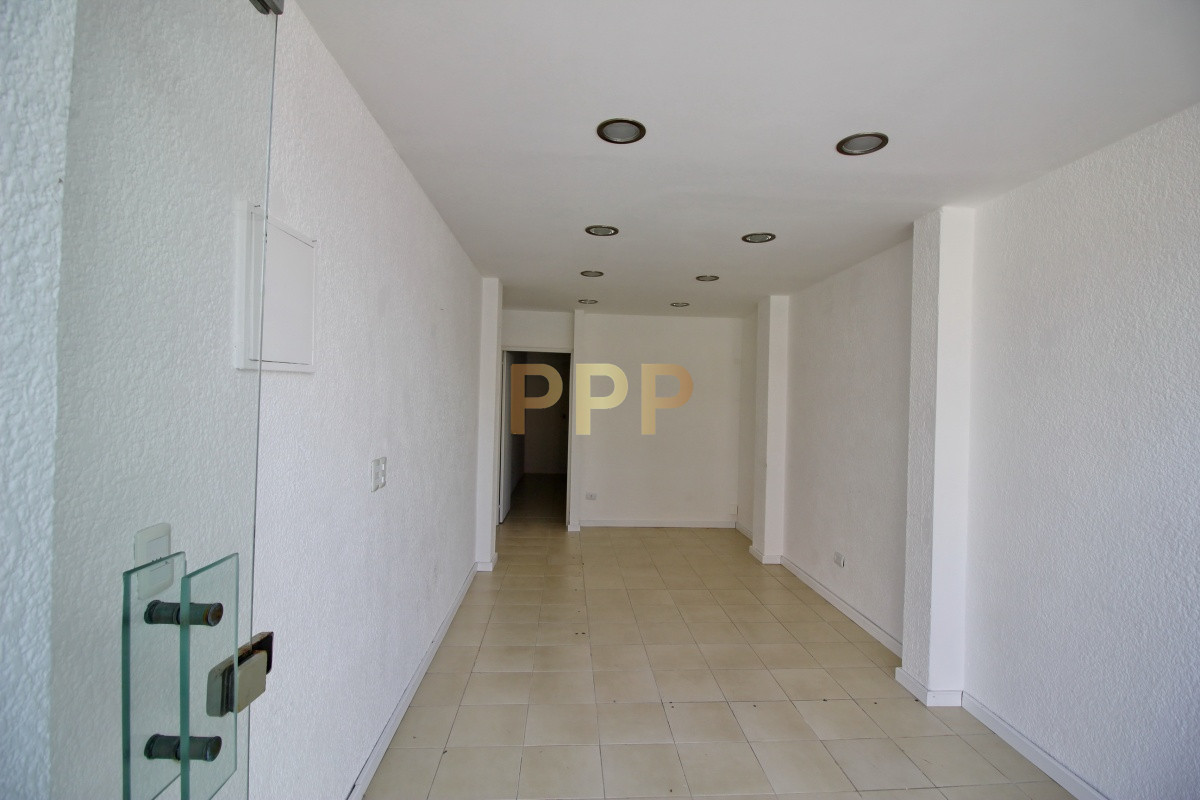 Local Comercial ID.2065 - Se alquila o vende local a la calle en Punta del Este, zona Peninsula.