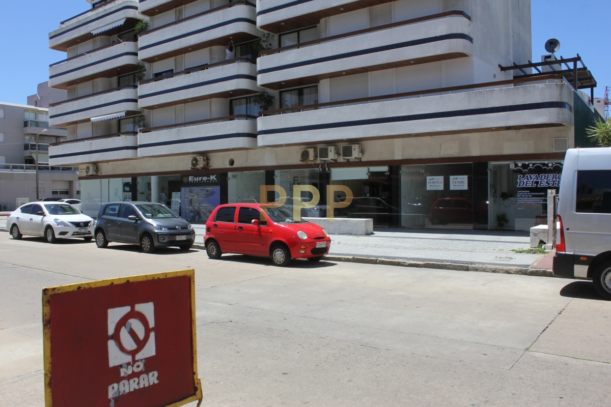 Local Comercial ID.2065 - Se alquila o vende local a la calle en Punta del Este, zona Peninsula.