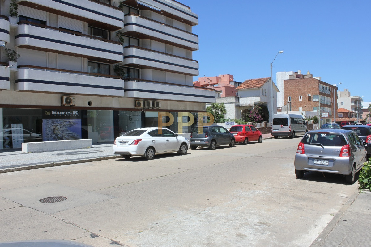 Local Comercial ID.2065 - Se alquila o vende local a la calle en Punta del Este, zona Peninsula.