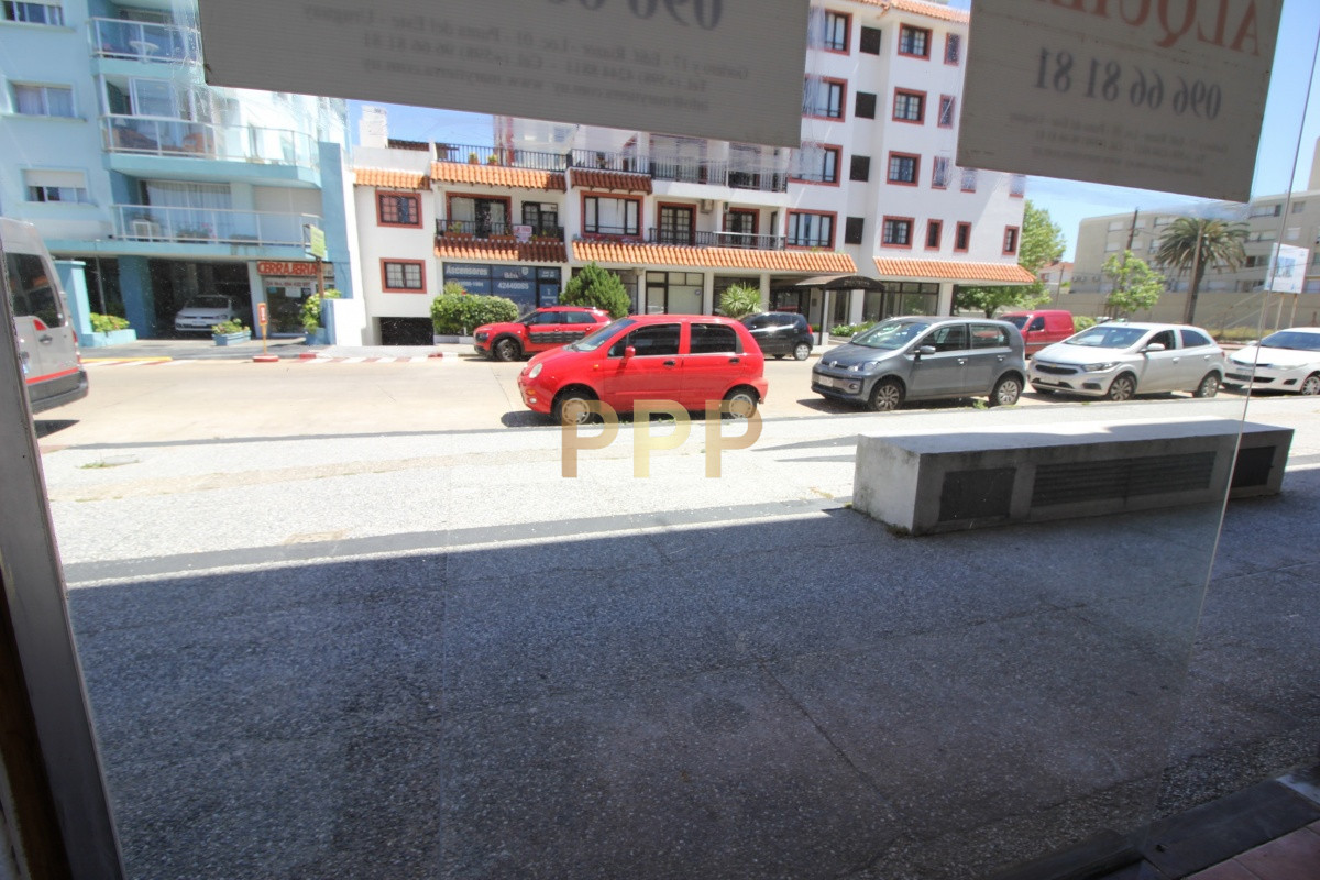 Local Comercial ID.2081 - Alquilo o vendo Local a la calle en Punta del Este, Peninsula.