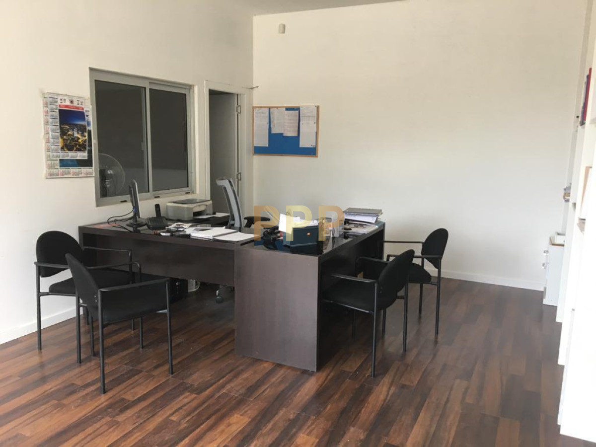 Local Comercial ID.2619 - Excelente galpon con oficinas, 600 m2, en Maldonado.