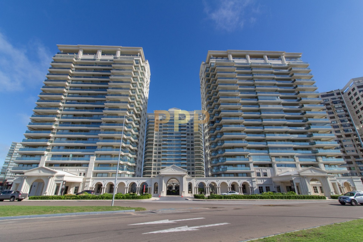 Apartamento ID.2344 - Apartamento de 3 dormitorios, primera linea frente al mar, en alquiler y venta, Punta del Este