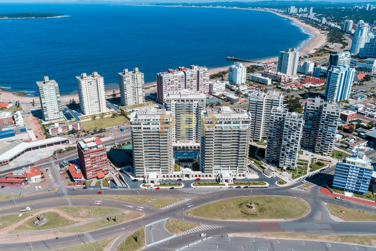 Apartamento ID.2344 - Apartamento de 3 dormitorios, primera linea frente al mar, en alquiler y venta, Punta del Este