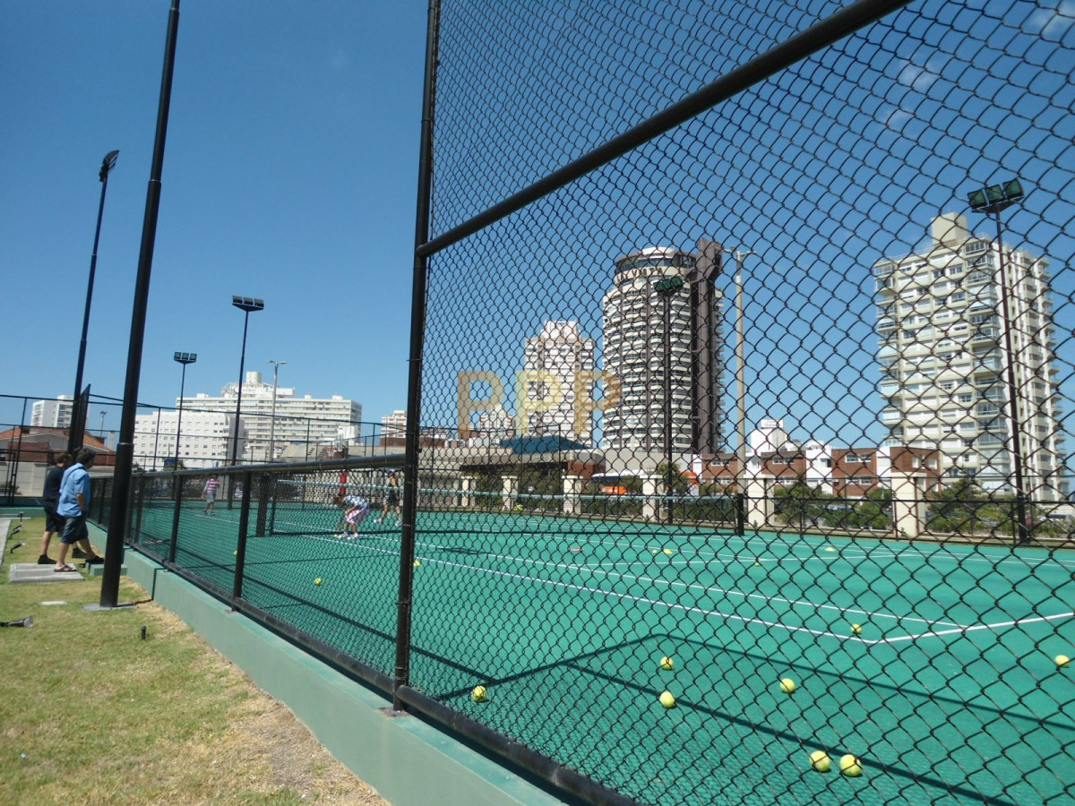 Apartamento ID.2344 - Apartamento de 3 dormitorios, primera linea frente al mar, en alquiler y venta, Punta del Este