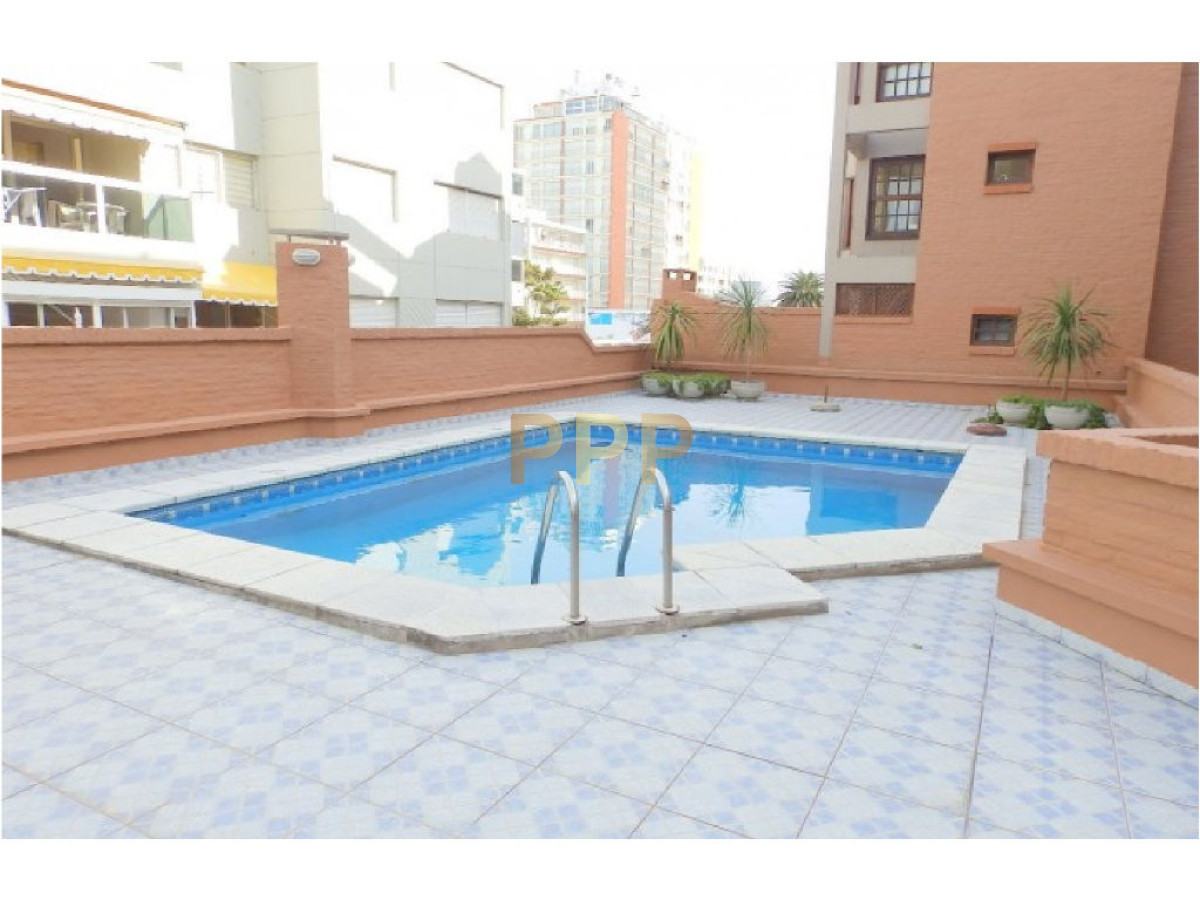 Apartamento ID.2478 - En venta apartamento en Peninsula , edificio con Parrillero y piscina.