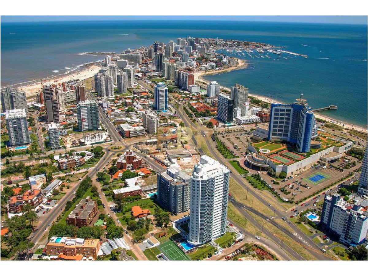 Apartamento ID.209 - Apartamento en Alquiler a una cuadra del mar (Playa Mansa)  en torre nueva, con todos y excelentes servicios .