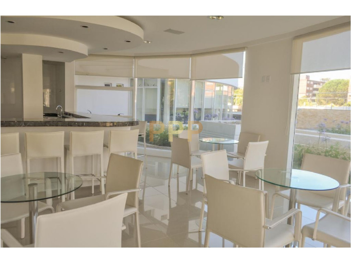 Apartamento ID.209 - Apartamento en Alquiler a una cuadra del mar (Playa Mansa)  en torre nueva, con todos y excelentes servicios .