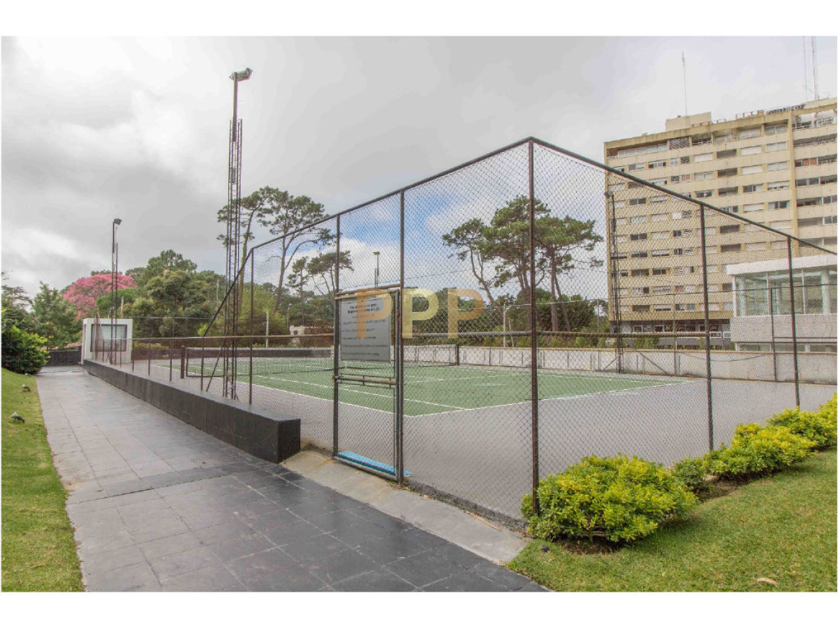 Apartamento ID.600 - En venta... Apartamento 3 dormitorios en Av. Roosevelt, Punta del Este