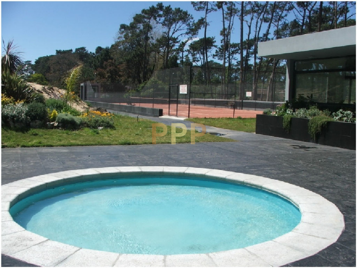 Apartamento ID.600 - En venta... Apartamento 3 dormitorios en Av. Roosevelt, Punta del Este