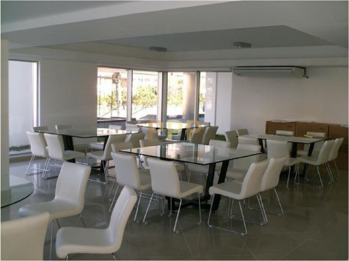 Apartamento ID.17 - En Alquiler y Venta... Torre con muy buena ubicaciÃ³n, a metros de las playas brava y mansa, muy cerca de la PenÃ­nsula y de todos los servicios.