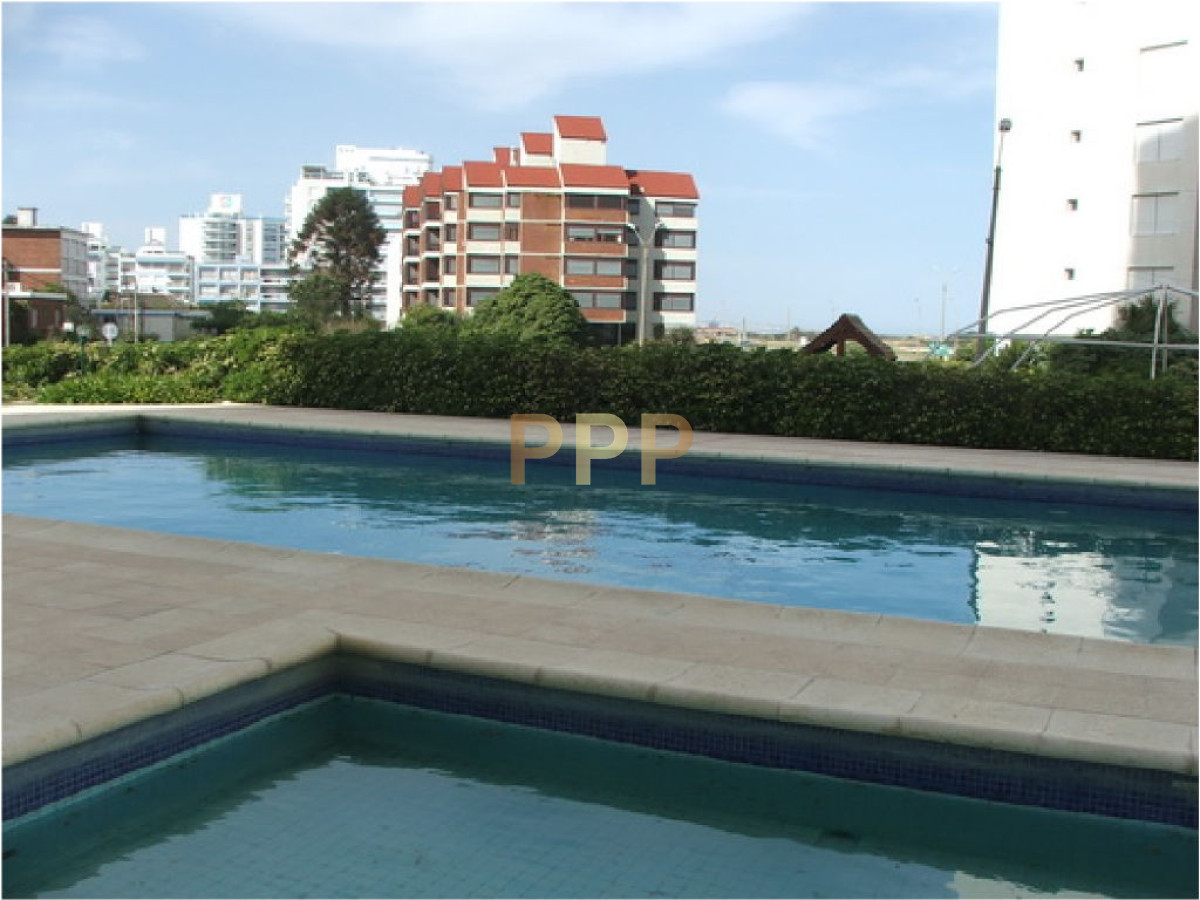 Apartamento ID.250 - Alquilo excelente apartamento en Brava a 100 metros de la playa, Punta del Este.