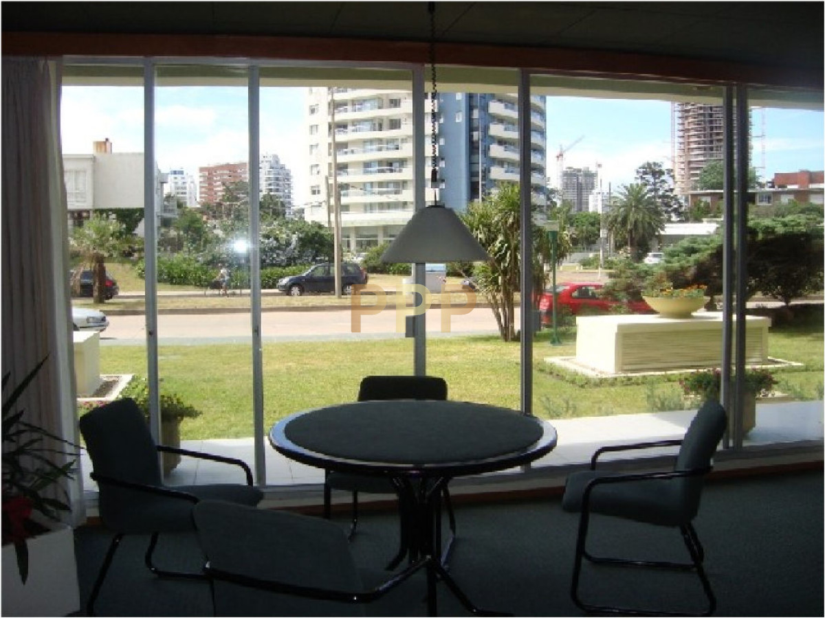 Apartamento ID.250 - Alquilo excelente apartamento en Brava a 100 metros de la playa, Punta del Este.