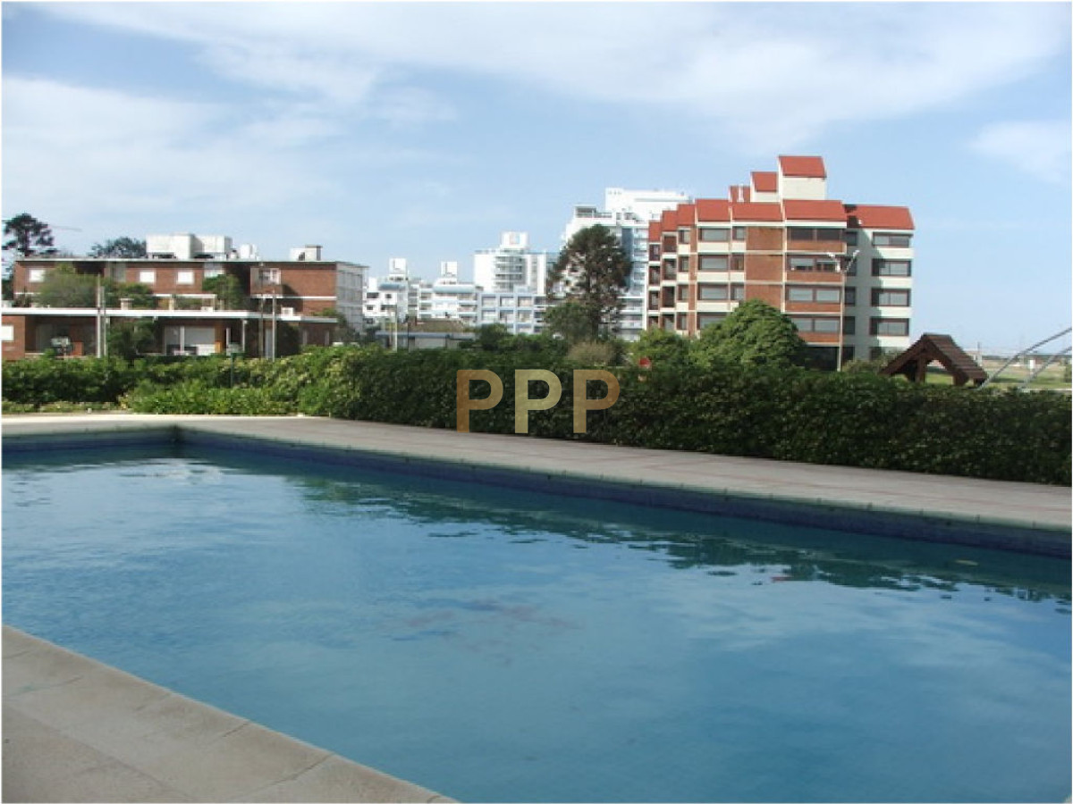 Apartamento ID.250 - Alquilo excelente apartamento en Brava a 100 metros de la playa, Punta del Este.