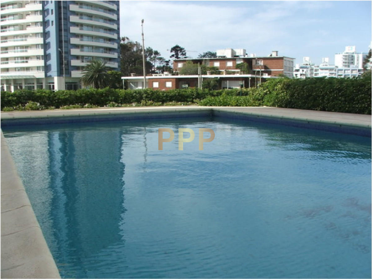 Apartamento ID.250 - Alquilo excelente apartamento en Brava a 100 metros de la playa, Punta del Este.