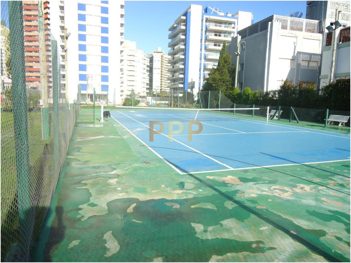 Apartamento ID.4 - En alquiler.. a pasitos del mar, torre con servicios.. Consulte!!!