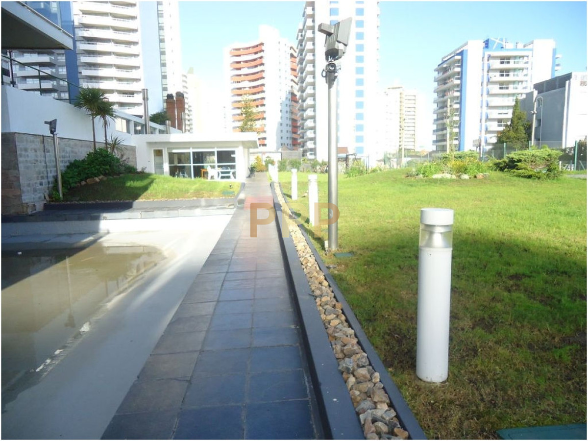 Apartamento ID.4 - En alquiler.. a pasitos del mar, torre con servicios.. Consulte!!!