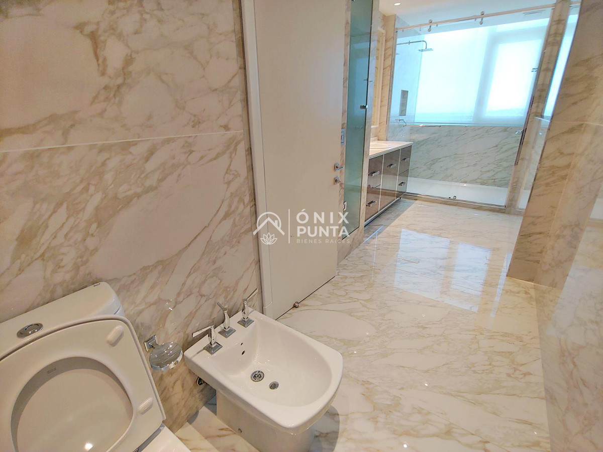 Apartamento ID.510 - Espectacular! Apartamento unificado en Fendi Chateau Punta del Este - VENTA