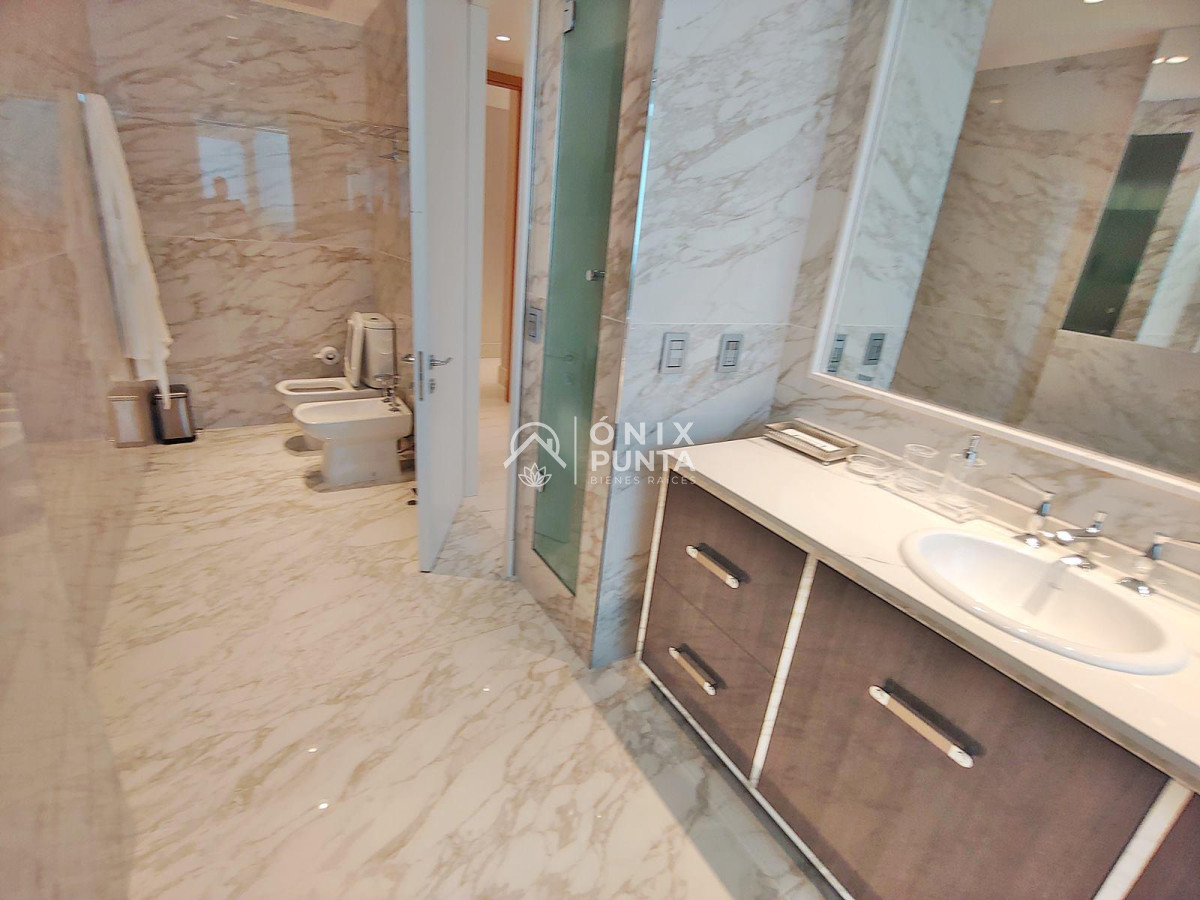 Apartamento ID.510 - Espectacular! Apartamento unificado en Fendi Chateau Punta del Este - VENTA