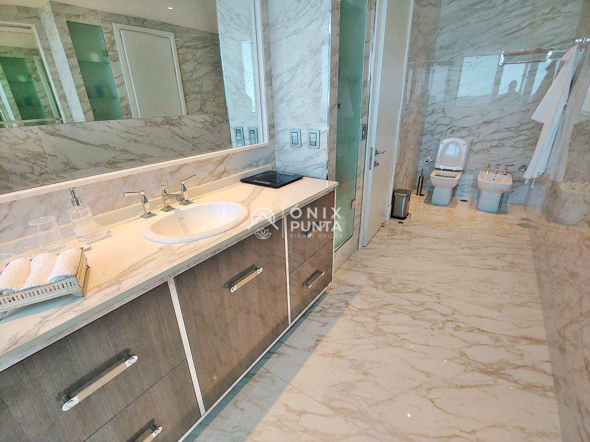 Apartamento ID.510 - Espectacular! Apartamento unificado en Fendi Chateau Punta del Este - VENTA