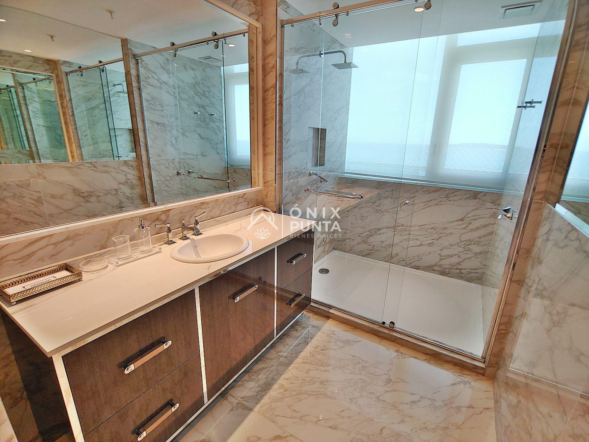 Apartamento ID.510 - Espectacular! Apartamento unificado en Fendi Chateau Punta del Este - VENTA