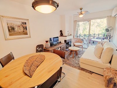 Apartamento en playa Mansa a pasos del mar - CON TERRAZA Y PARRILLERO EXCLUSIVO