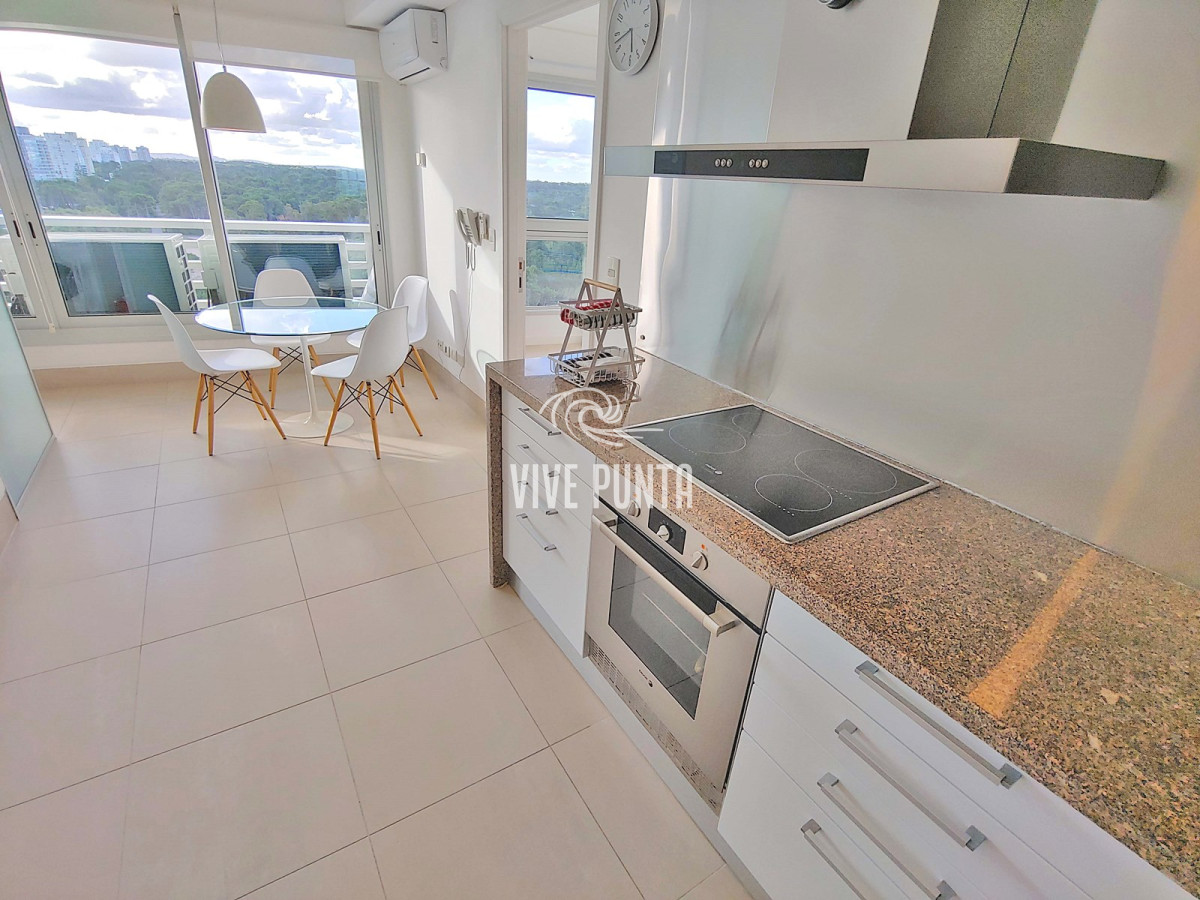 Apartamento ID.633 - Oportunidad! Esquinero de Le Parc, piso alto en venta! Punta del Este