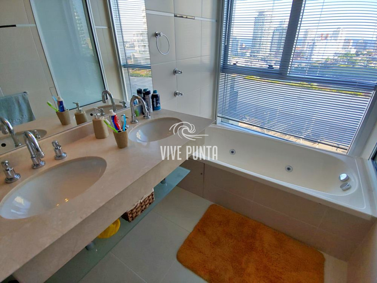 Apartamento ID.95 - Esquinero de 3 suites + dependencia en Playa Mansa