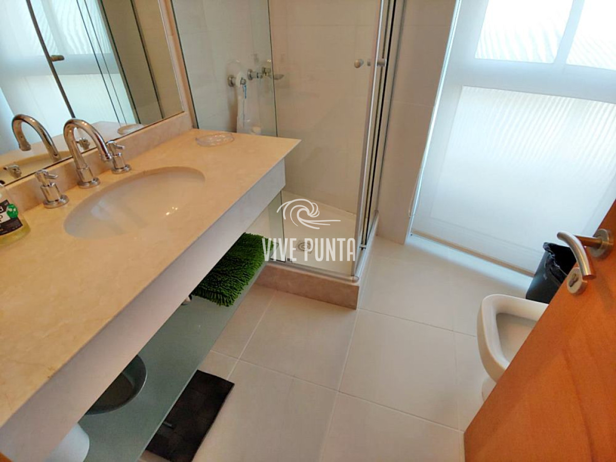 Apartamento ID.95 - Esquinero de 3 suites + dependencia en Playa Mansa