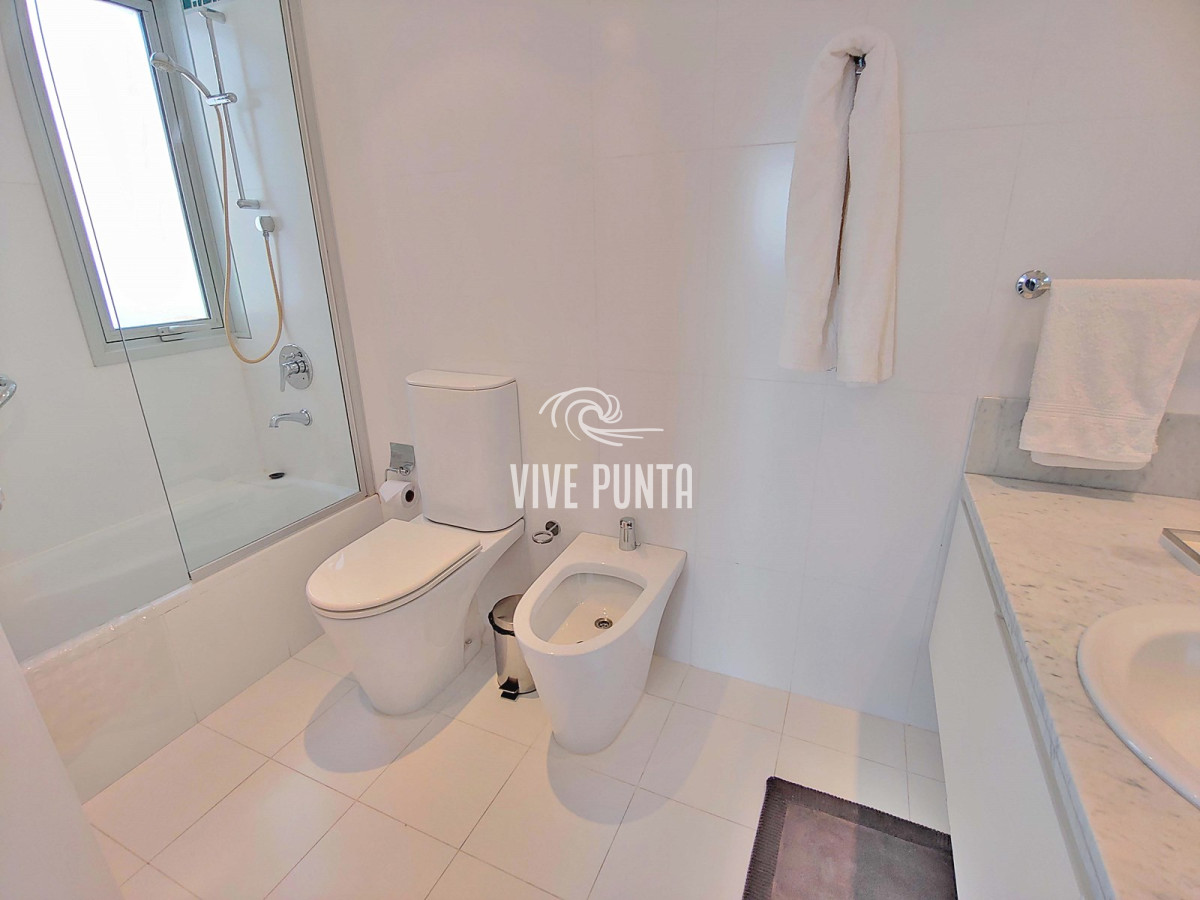 Apartamento ID.633 - Oportunidad! Esquinero de Le Parc, piso alto en venta! Punta del Este