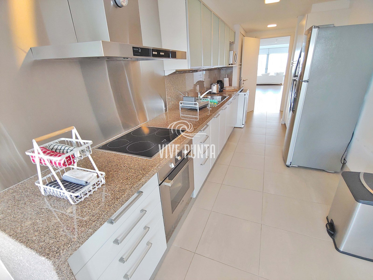 Apartamento ID.633 - Oportunidad! Esquinero de Le Parc, piso alto en venta! Punta del Este