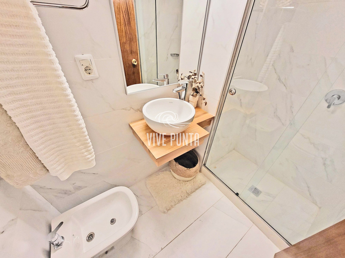 Apartamento ID.1128 - VENTA - Apartamento en Playa Mansa a pasos del Mar