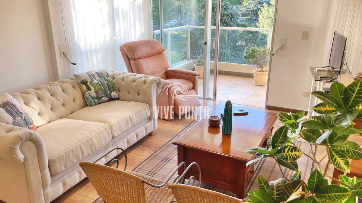 Apartamento ID.728 - Venta - Torre clásica de Punta del Este - 2 dormitorios - Reciclado