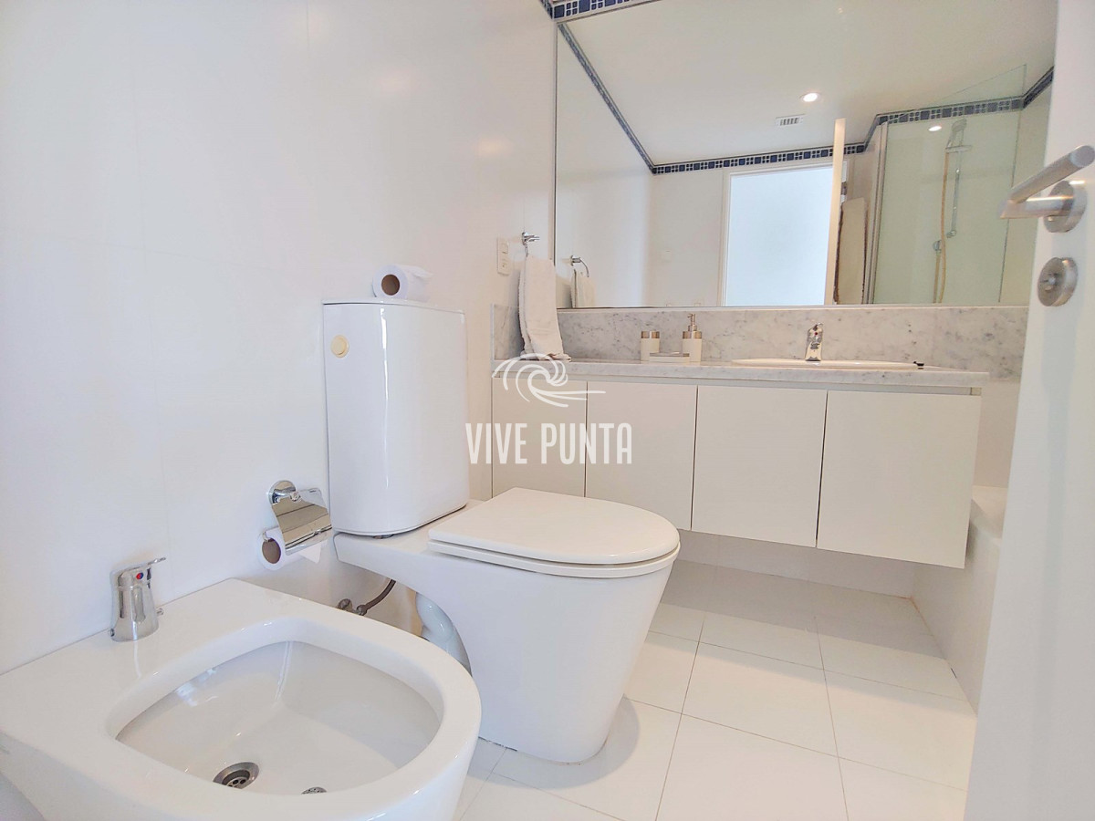 Apartamento ID.633 - Oportunidad! Esquinero de Le Parc, piso alto en venta! Punta del Este