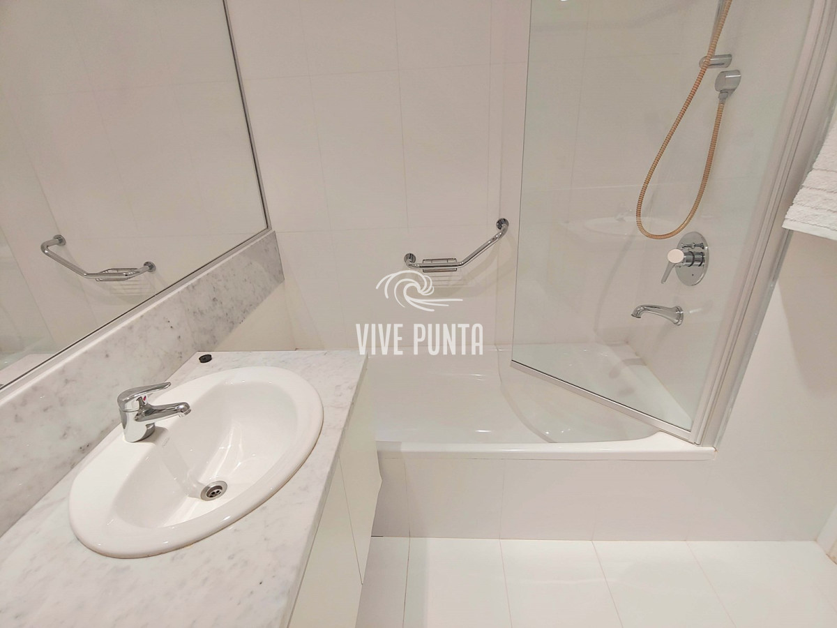 Apartamento ID.633 - Oportunidad! Esquinero de Le Parc, piso alto en venta! Punta del Este