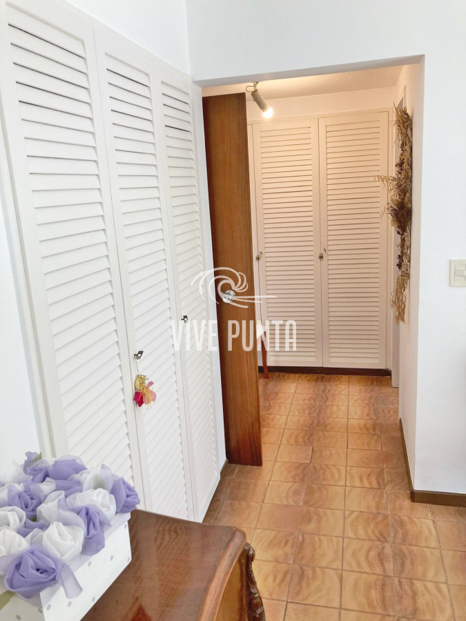 Apartamento ID.728 - Venta - Torre clásica de Punta del Este - 2 dormitorios - Reciclado