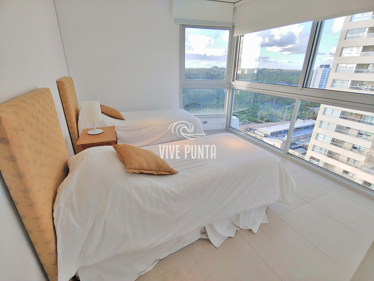 Apartamento ID.633 - Oportunidad! Esquinero de Le Parc, piso alto en venta! Punta del Este