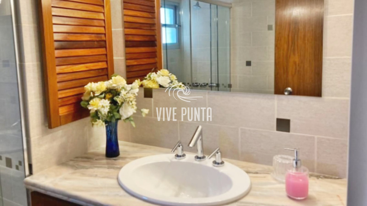 Apartamento ID.728 - Venta - Torre clásica de Punta del Este - 2 dormitorios - Reciclado