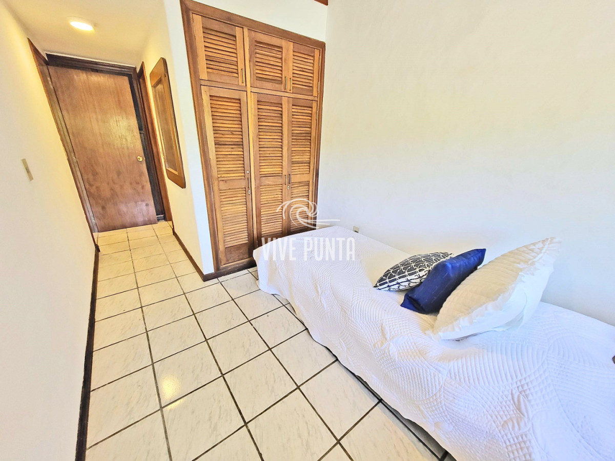 Apartamento ID.1128 - VENTA - Apartamento en Playa Mansa a pasos del Mar