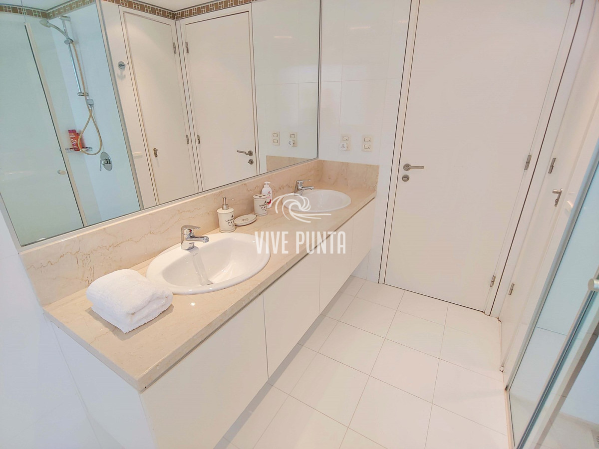 Apartamento ID.633 - Oportunidad! Esquinero de Le Parc, piso alto en venta! Punta del Este