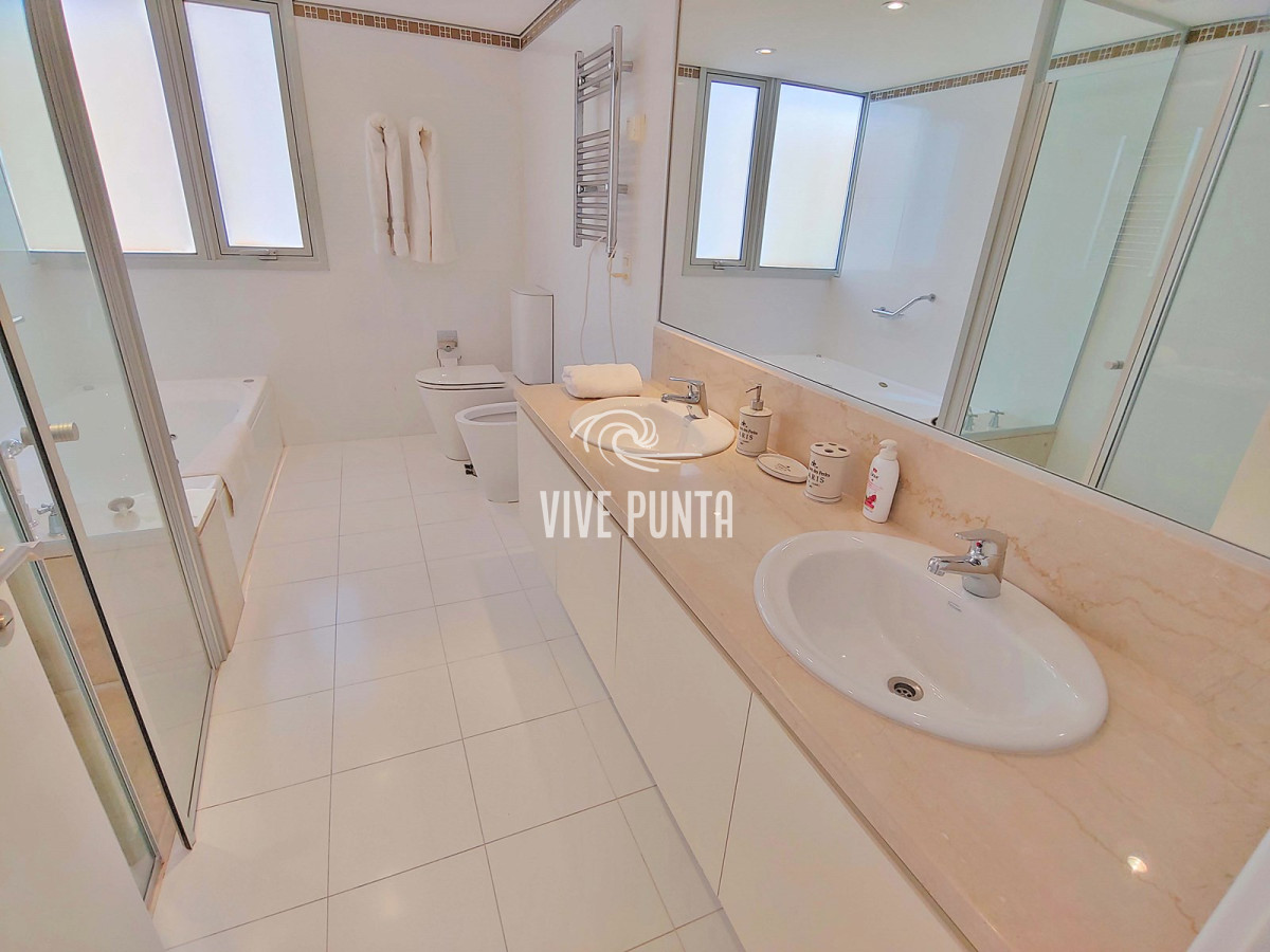 Apartamento ID.633 - Oportunidad! Esquinero de Le Parc, piso alto en venta! Punta del Este