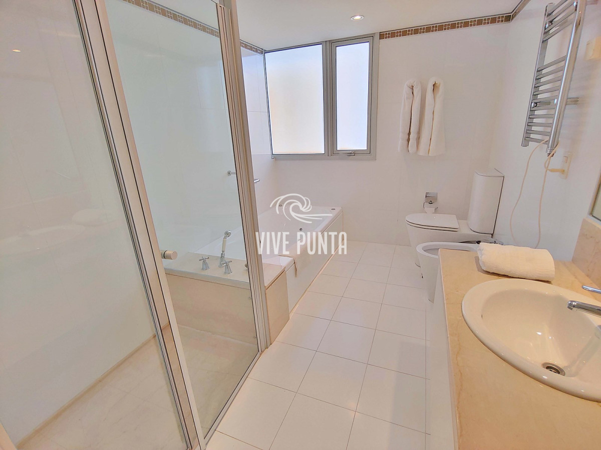 Apartamento ID.633 - Oportunidad! Esquinero de Le Parc, piso alto en venta! Punta del Este