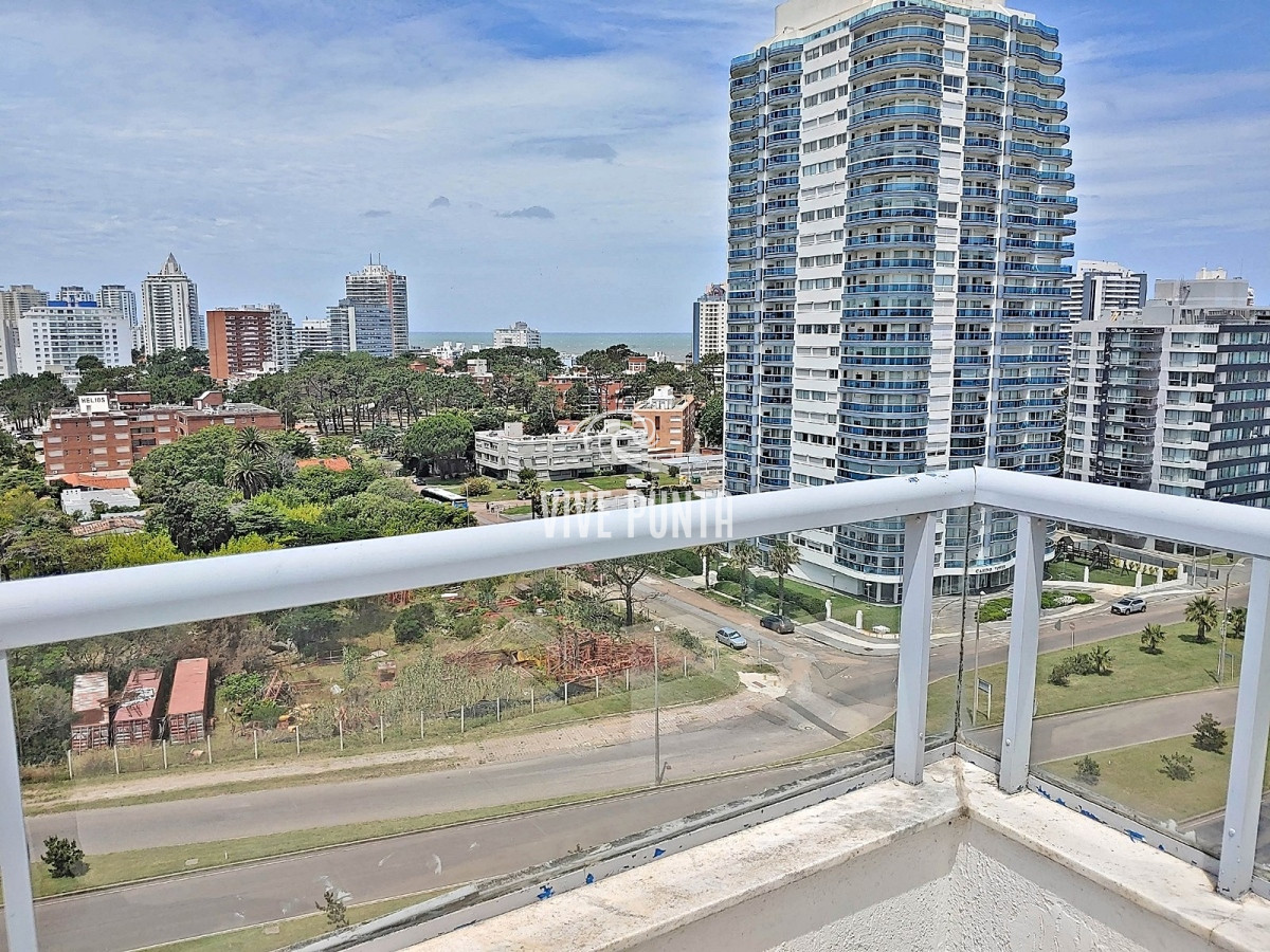 Apartamento ID.554 - Alquiler Punta del Este - Espectacular Pent House duplex con gran barbacoa cerrada a pasos de la Mansa